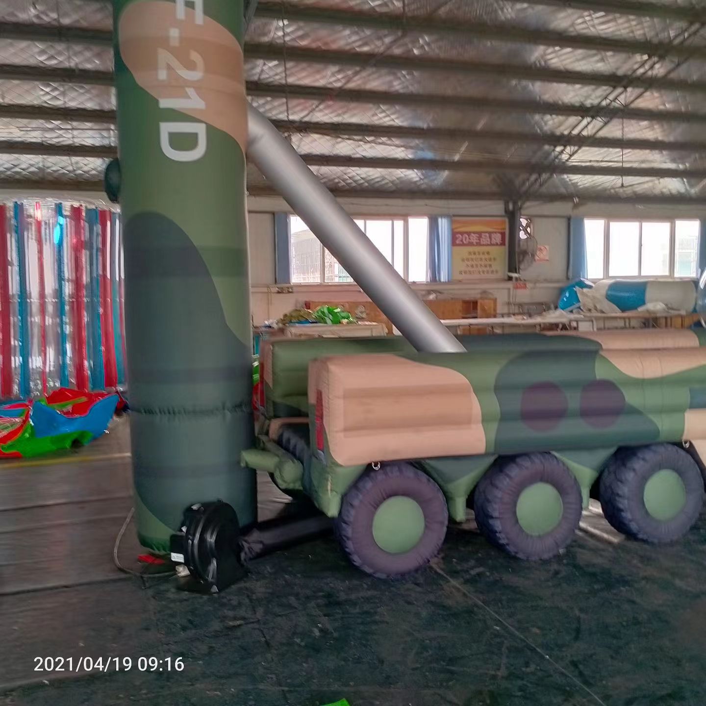 赣县军事演习中的充气目标车辆：模拟发射车雷达车坦克飞机